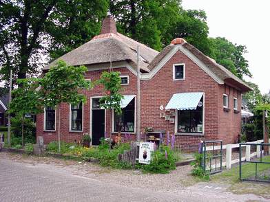 Hunebedstraat 14/hoek Ambachtsstraat BORGER. Klik hier om te zien hoe het er vroeger uitzag